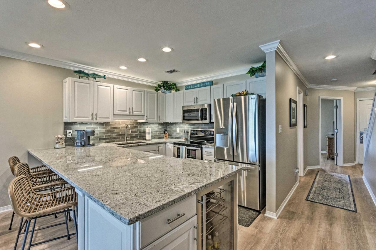 Beachy Lakefront Escape - Walk To The Shore! Destin