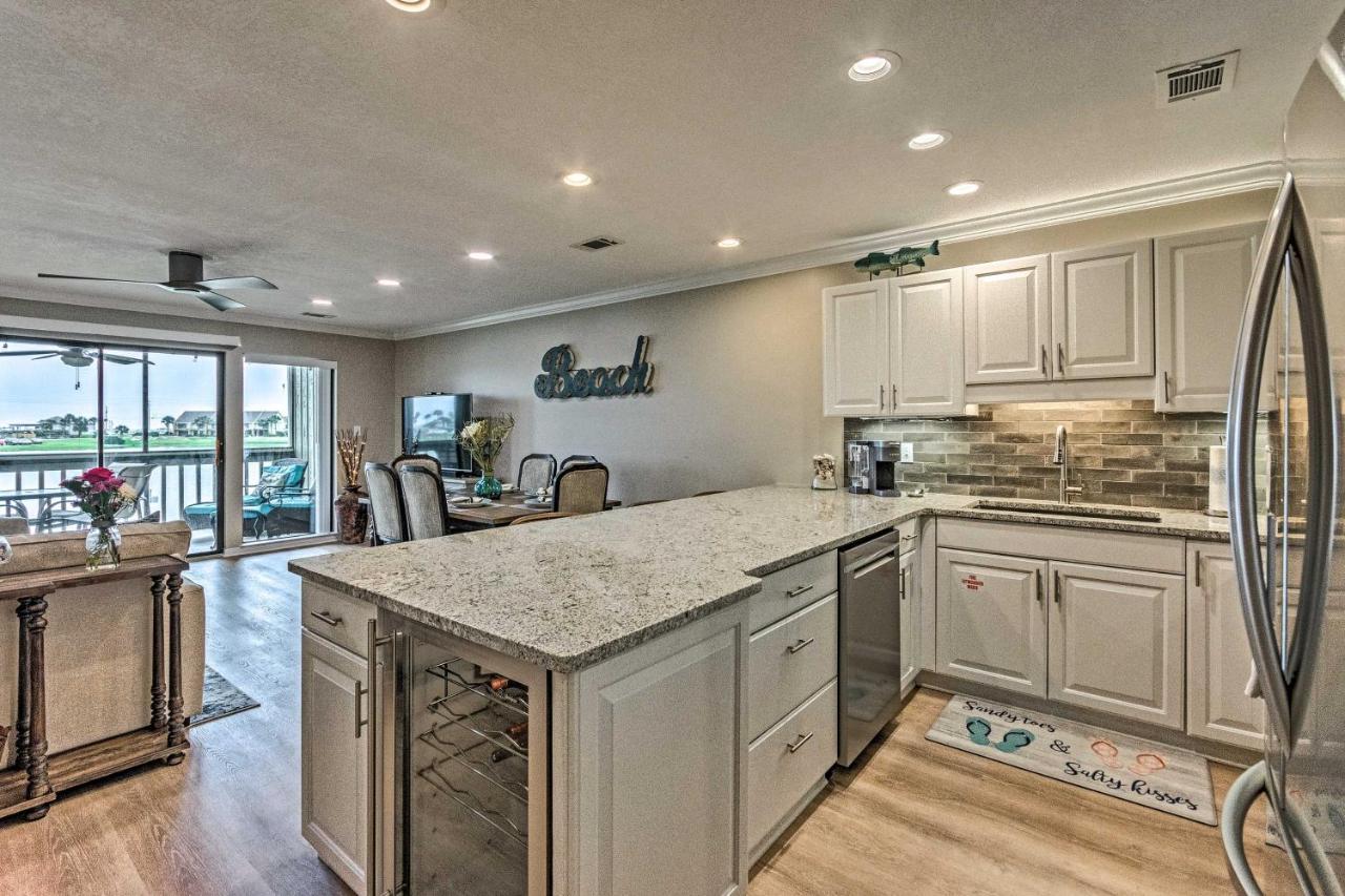 Villa Beachy Lakefront Escape - Walk To The Shore!