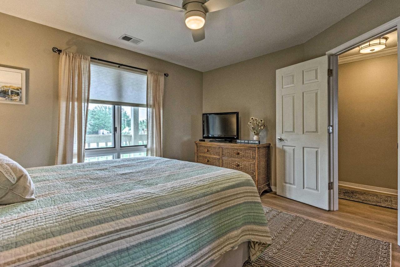 Villa Beachy Lakefront Escape - Walk To The Shore! *