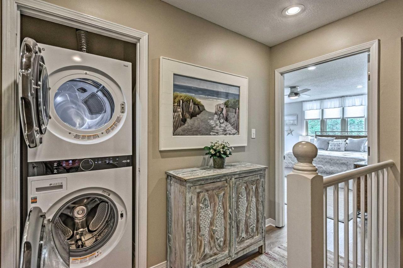 Beachy Lakefront Escape - Walk To The Shore! *