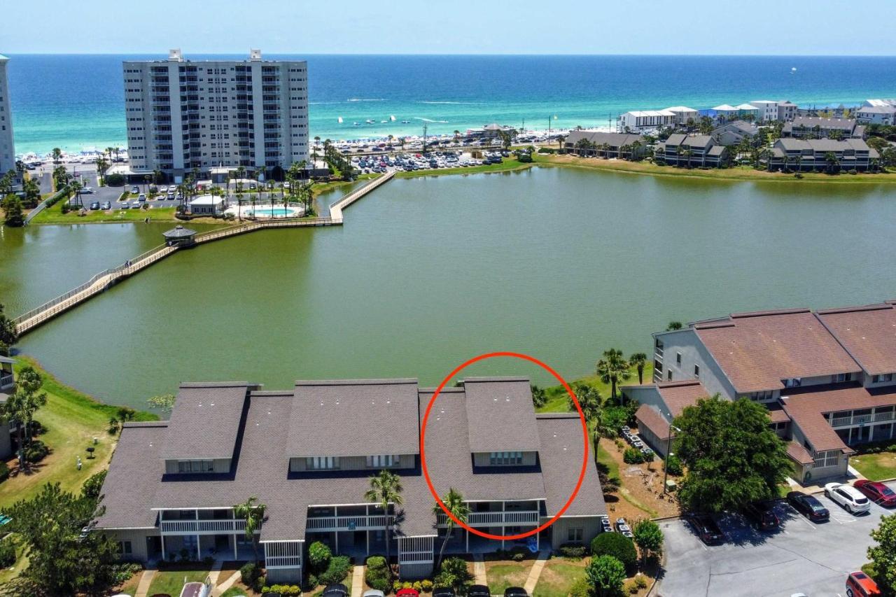 Beachy Lakefront Escape - Walk To The Shore! * Destin