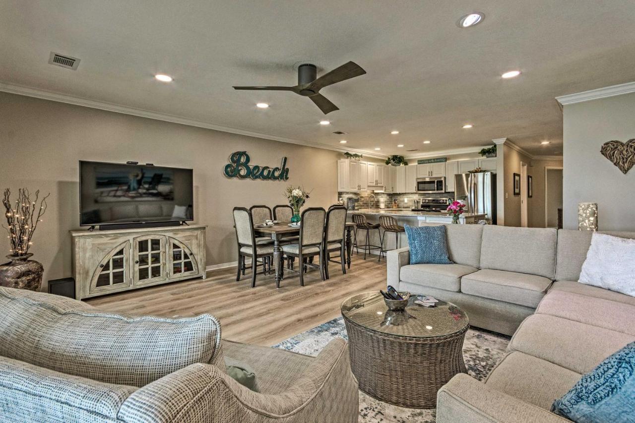 Beachy Lakefront Escape - Walk To The Shore! Villa