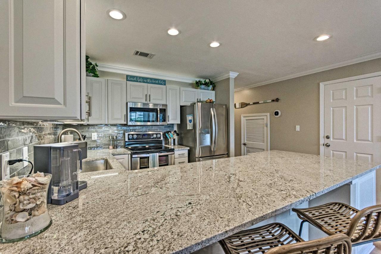 Beachy Lakefront Escape - Walk To The Shore! *