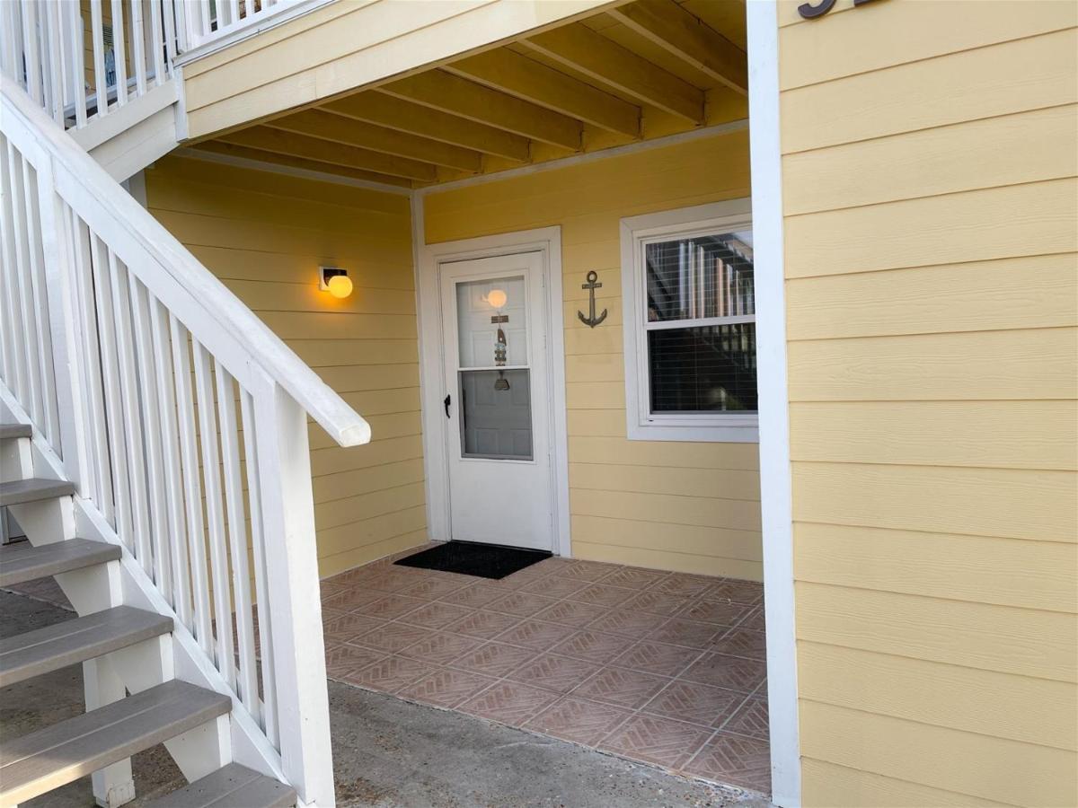 9 D, One Bedroom *
