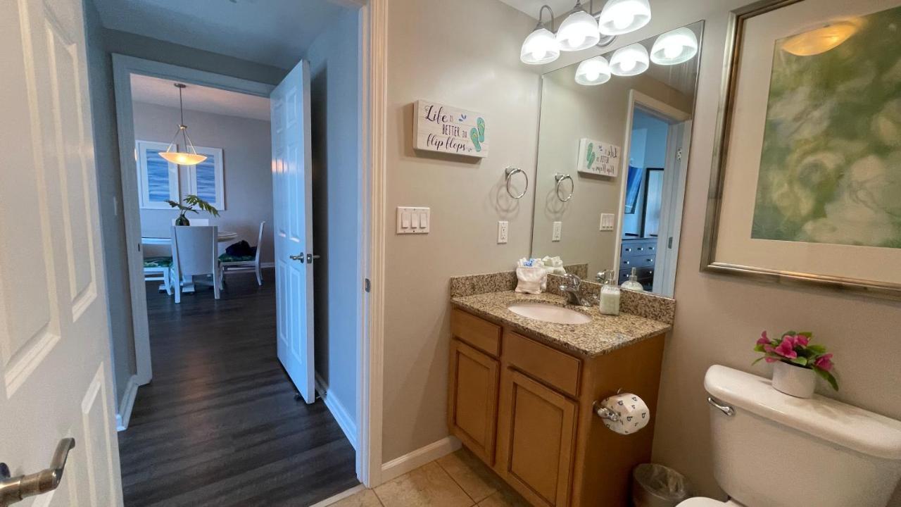 Spectacular Sunsets 5 Star Across From Beach Sleep 6 Private Shuttle Holiday home Destin