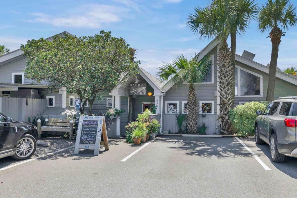 Charming Isle Access Townhome *