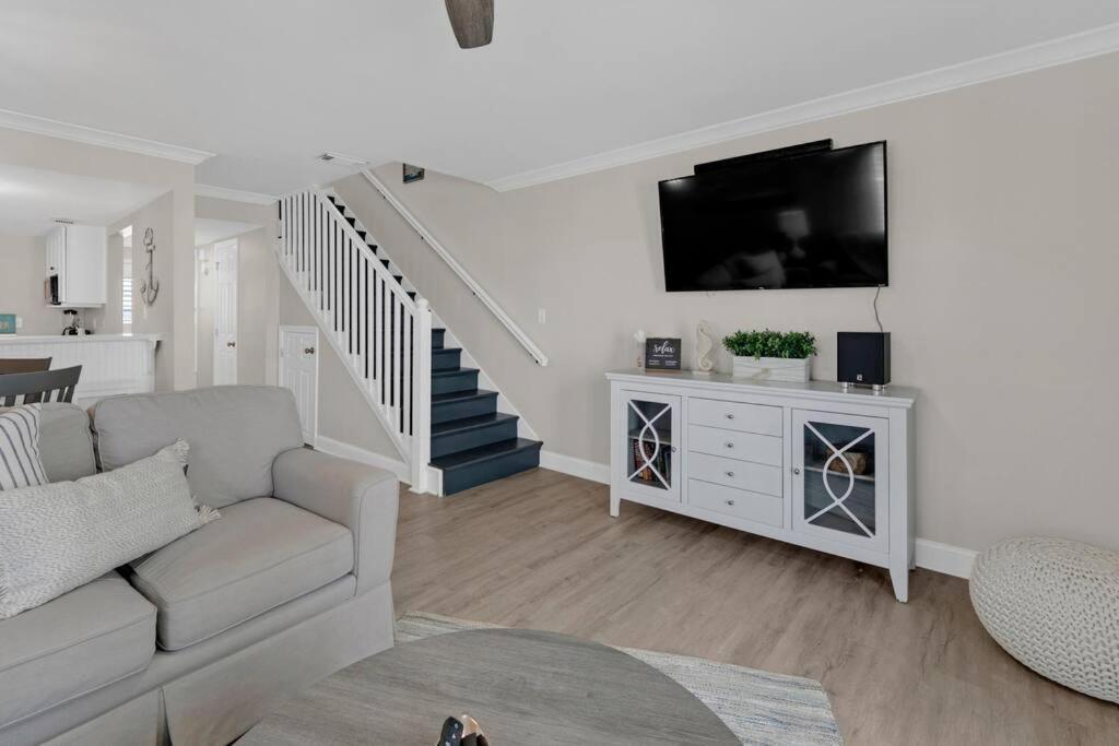 Charming Isle Access Townhome Holiday home