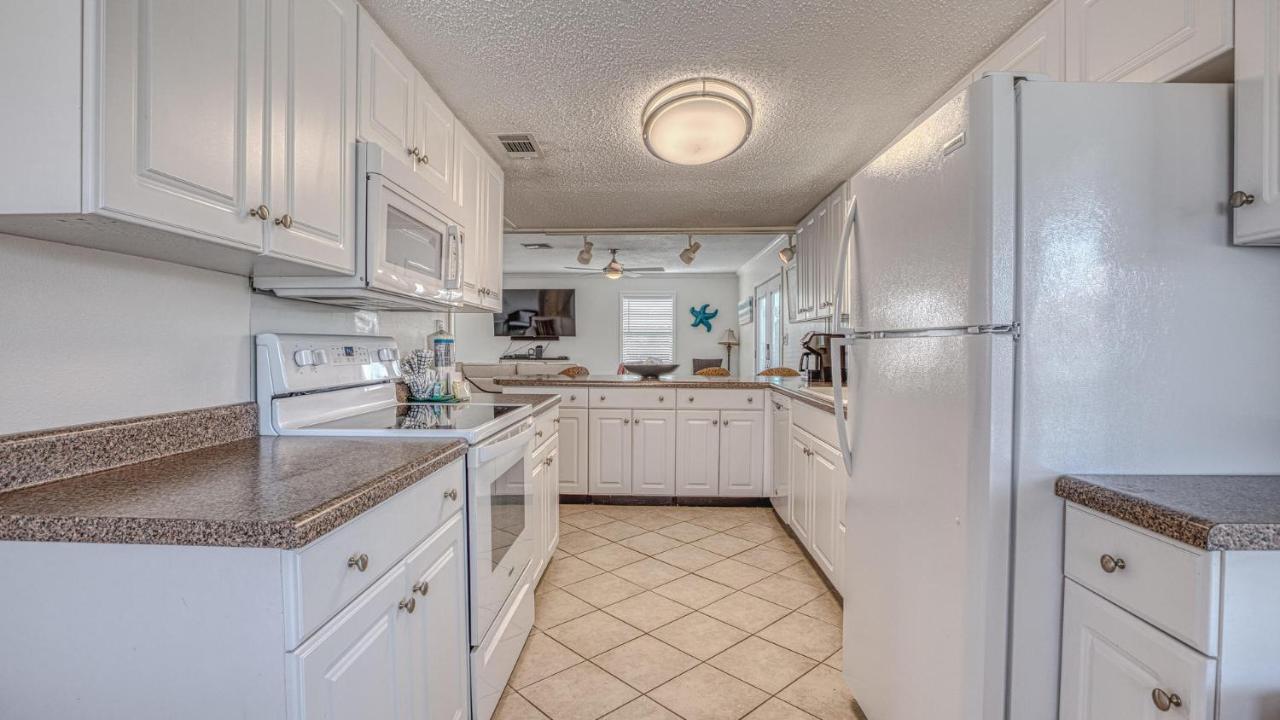 The Back Porch - Is A Relaxing 4 Bedroom 3 Bathroom House On Isle *