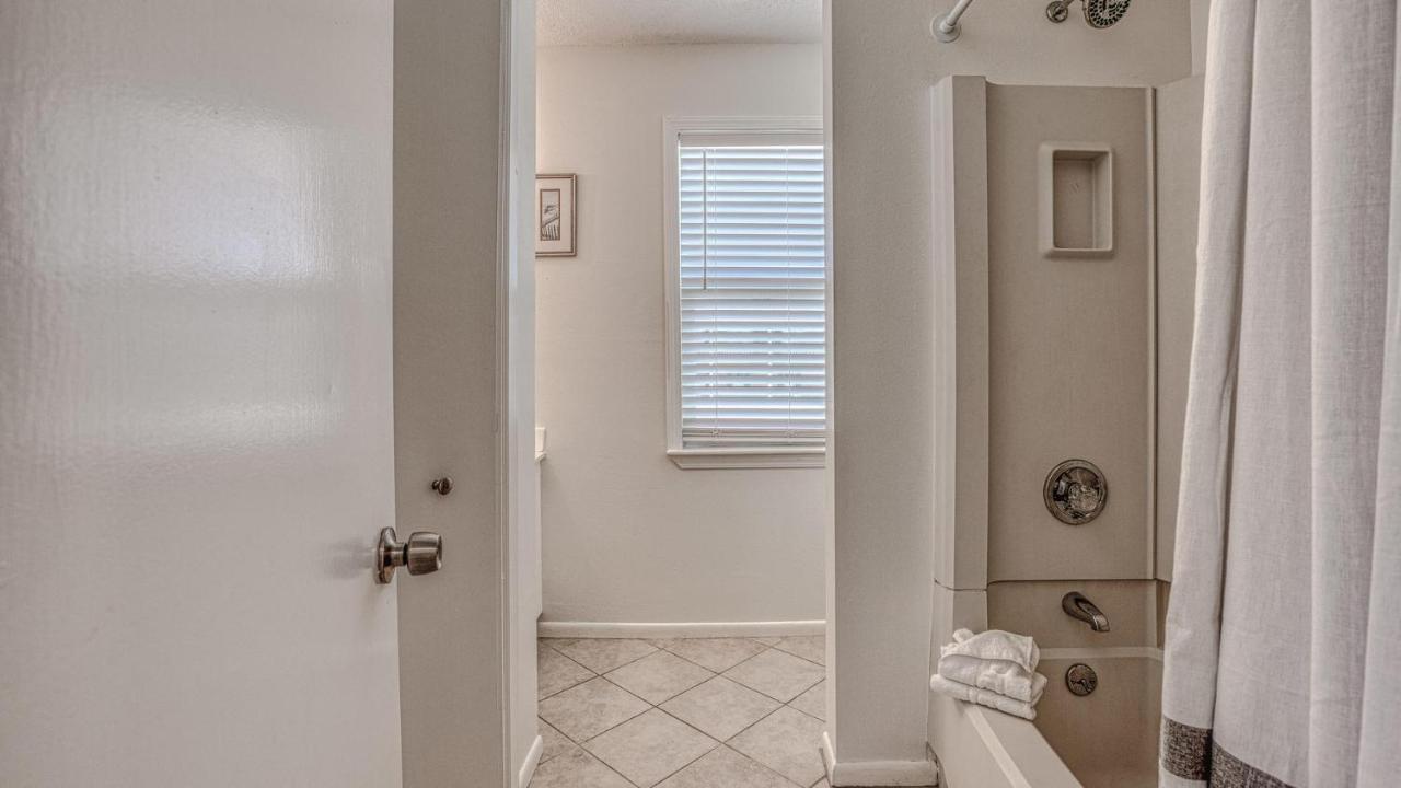 The Back Porch - Is A Relaxing 4 Bedroom 3 Bathroom House On Isle