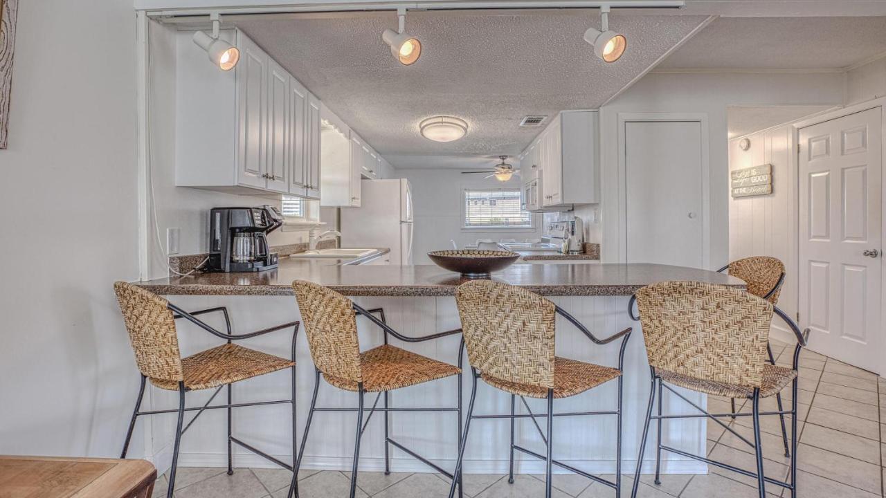 The Back Porch - Is A Relaxing 4 Bedroom 3 Bathroom House On Isle *