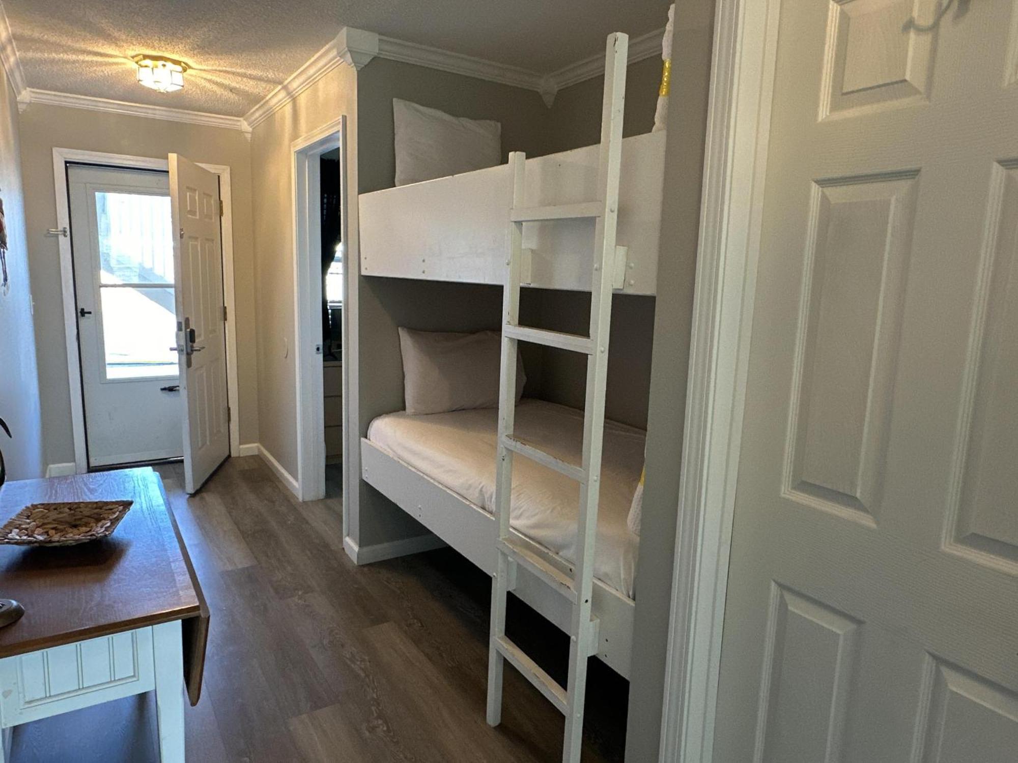 9 A, One Bedroom Apartment *