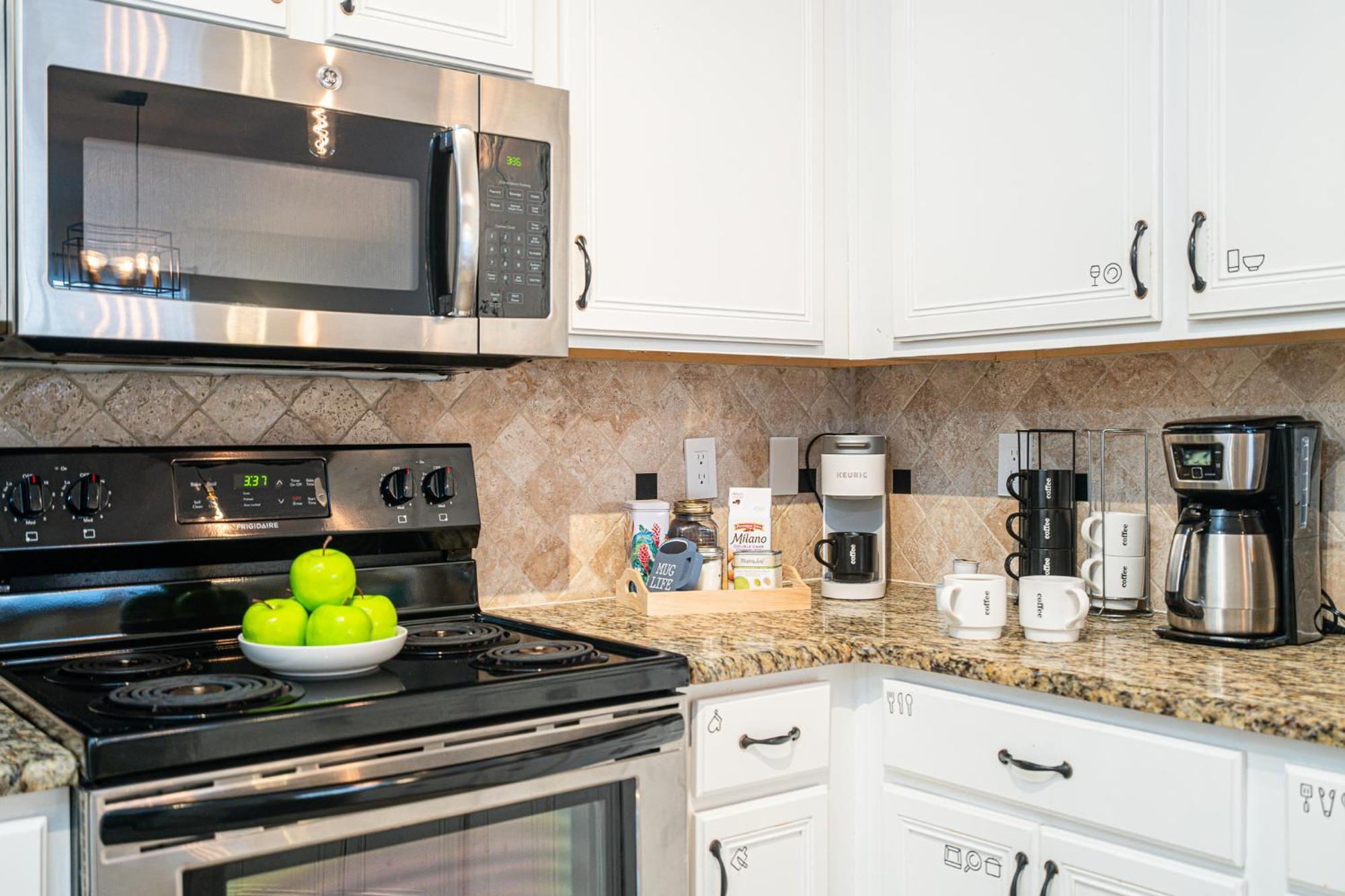 Heated Pool And Golf Cart, Walk To Beach! Best Deal! Holiday home
