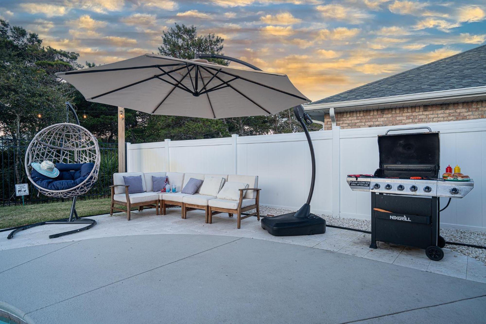 Heated Pool And Golf Cart, Walk To Beach! Best Deal! *