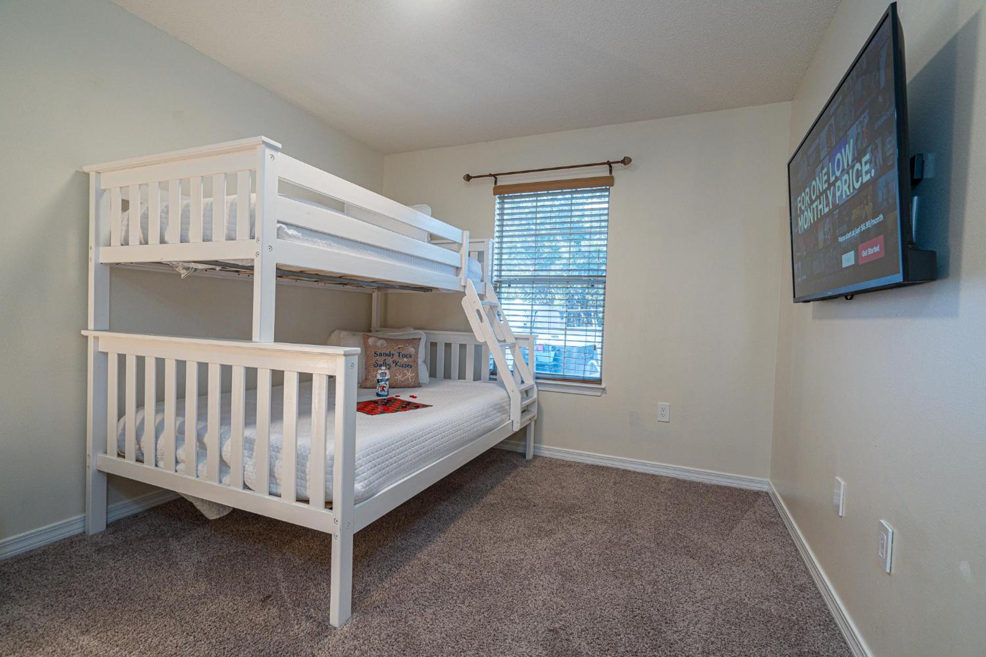 Heated Pool And Golf Cart, Walk To Beach! Best Deal! Holiday home *