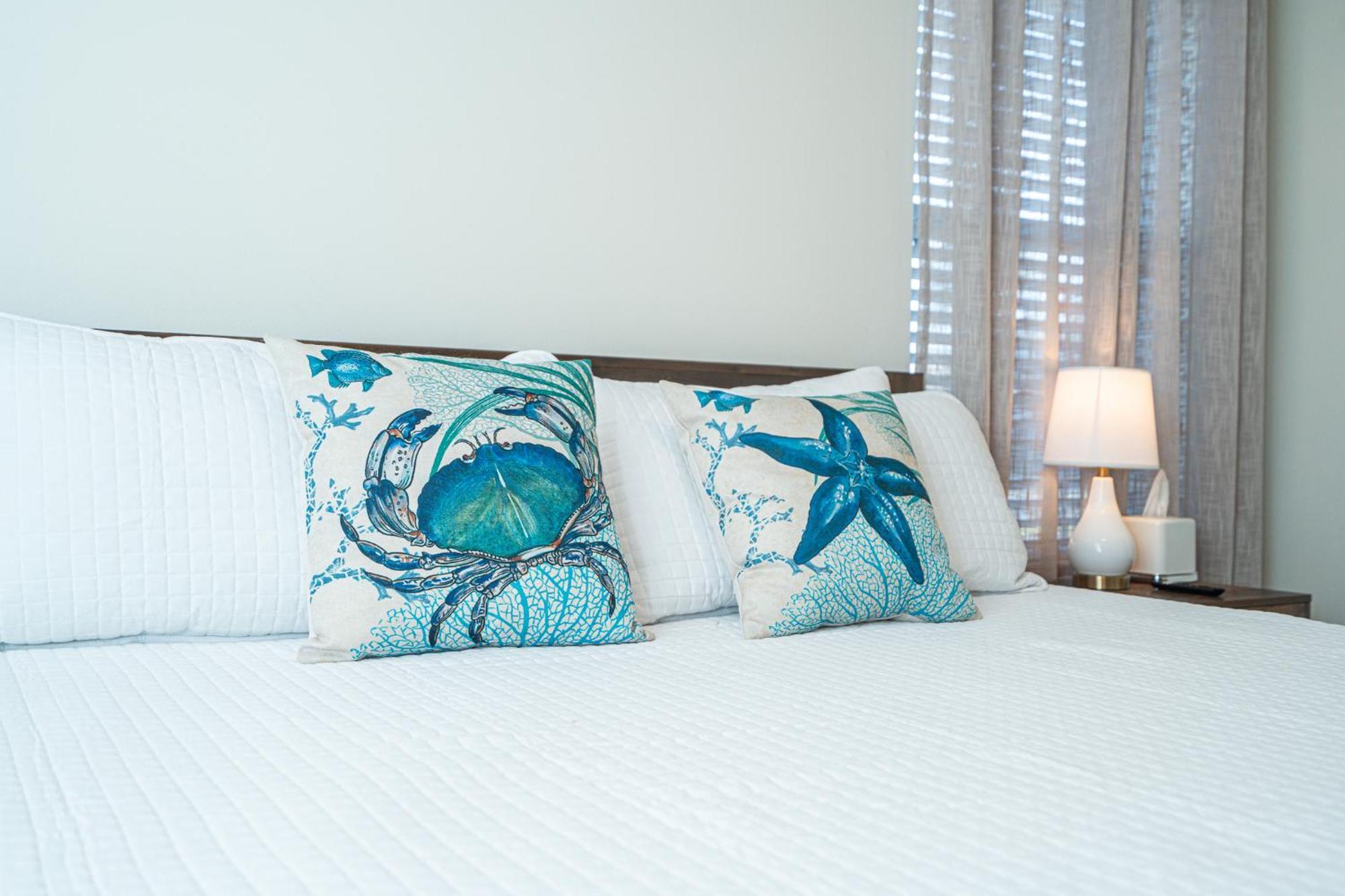 Heated Pool And Golf Cart, Walk To Beach! Best Deal! Holiday home *