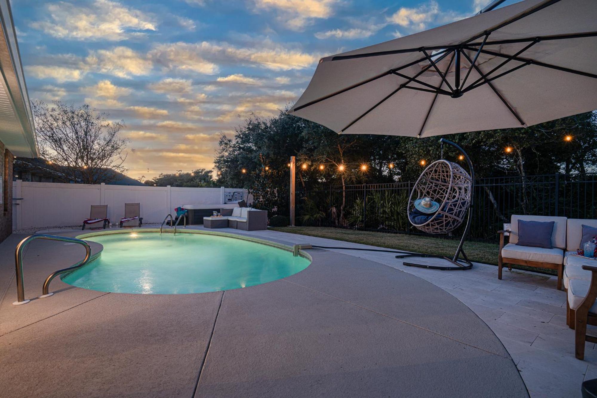 Heated Pool And Golf Cart, Walk To Beach! Best Deal! Holiday home Destin