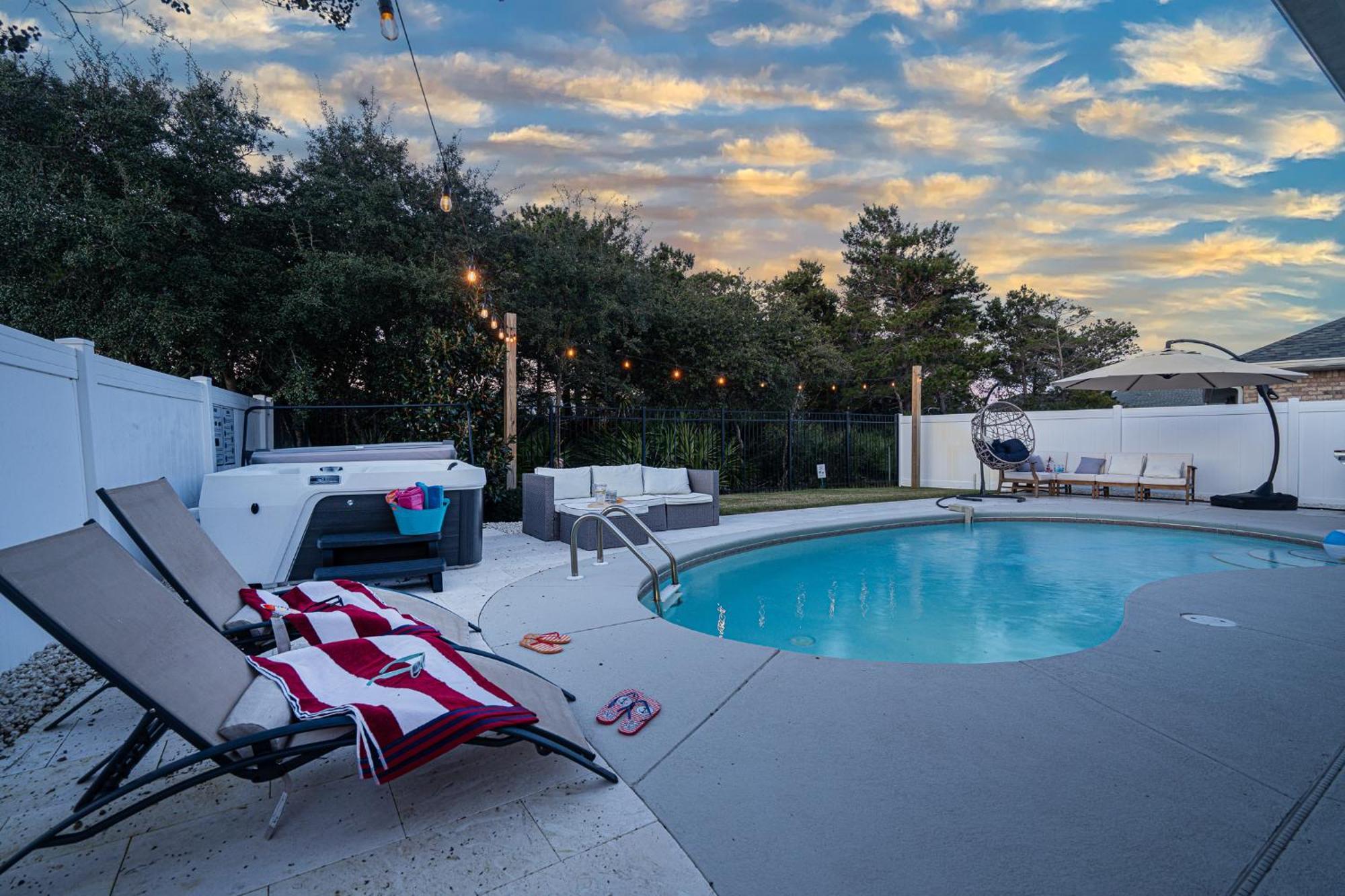 Heated Pool And Golf Cart, Walk To Beach! Best Deal! Holiday home
