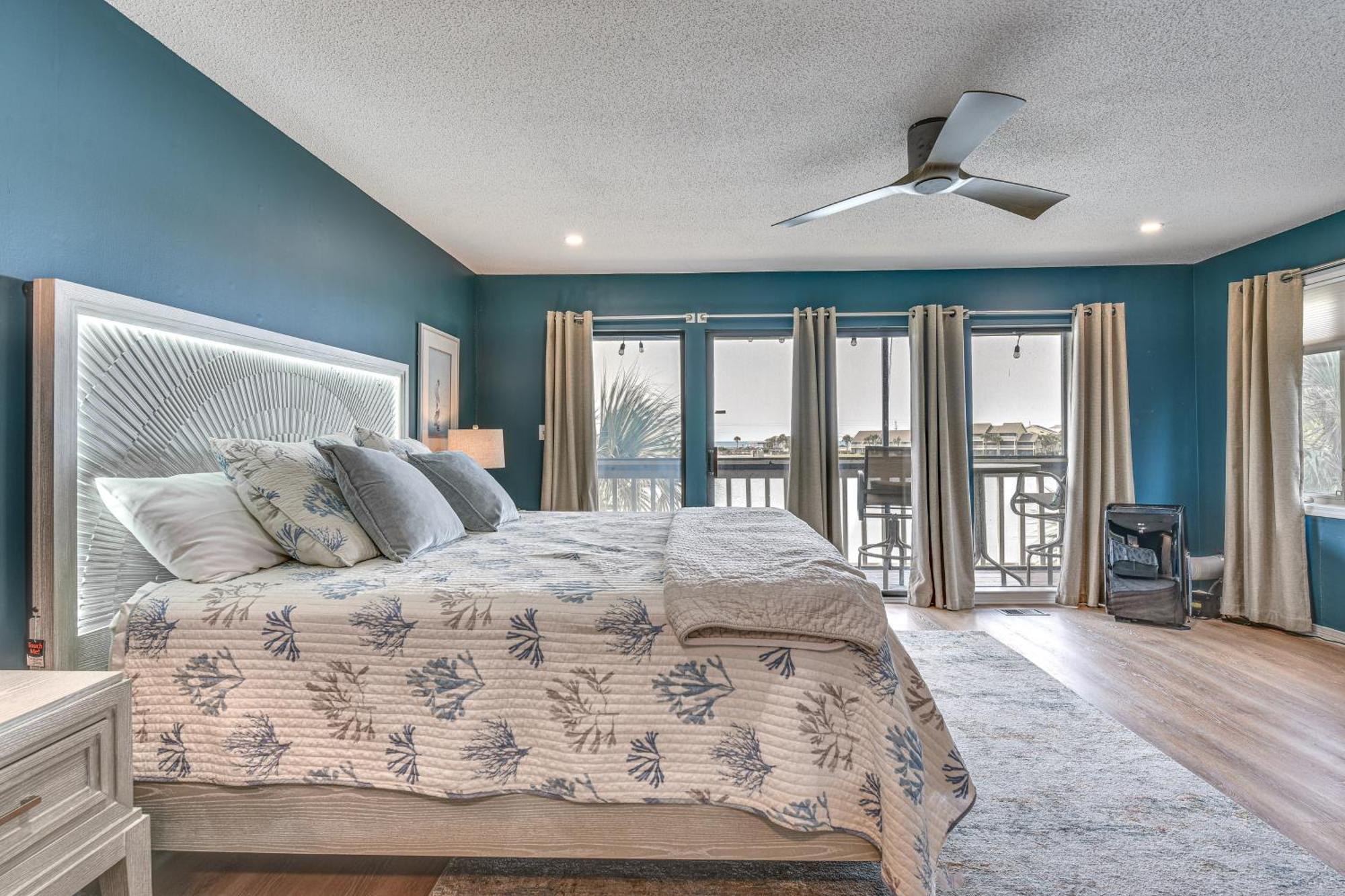 Beachy Lakefront Escape - Walk To The Shore! Villa