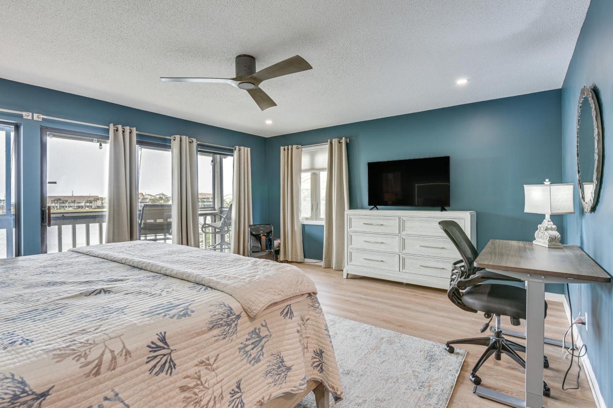 Villa Beachy Lakefront Escape - Walk To The Shore! *