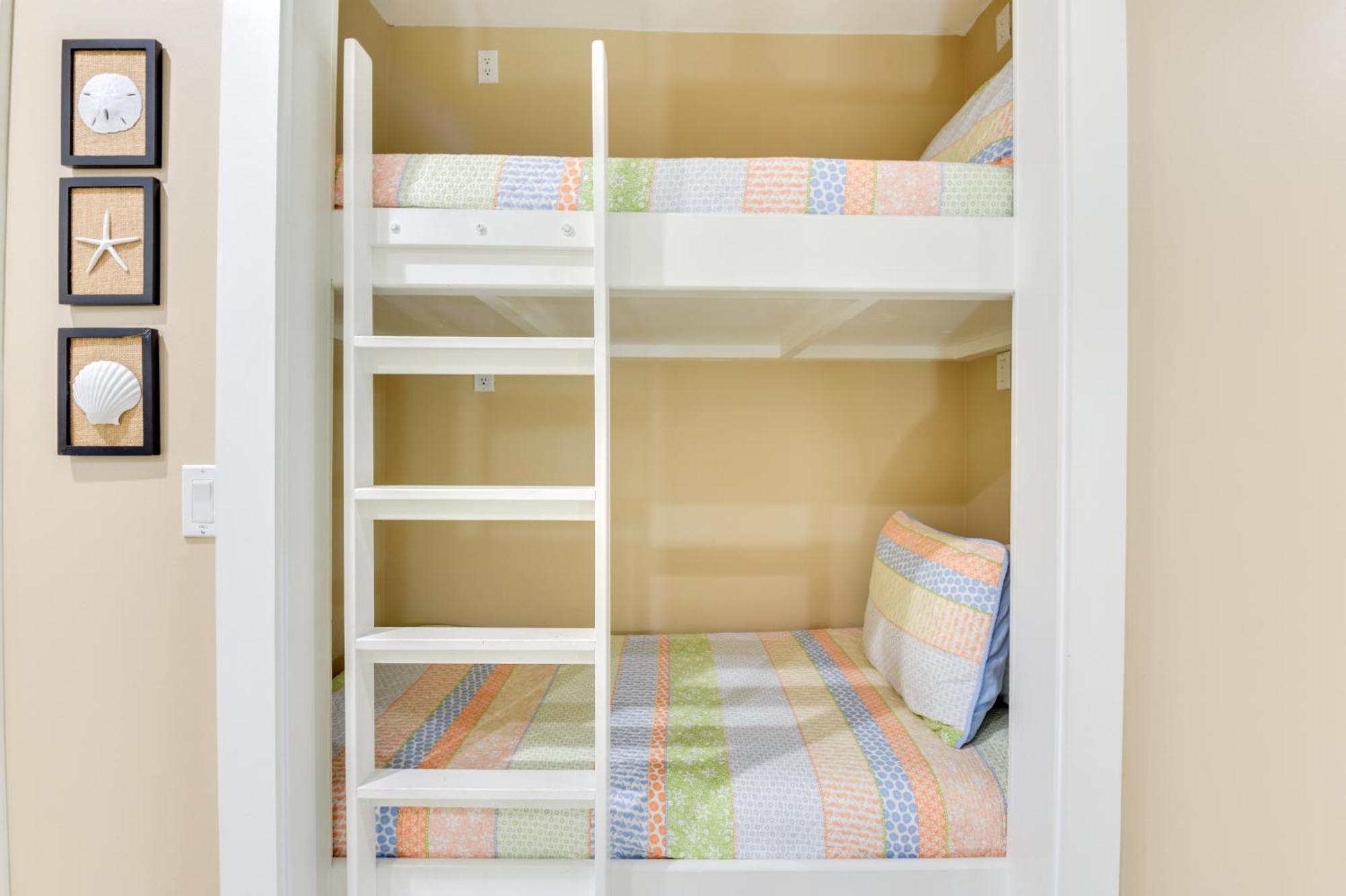 Bright And Modern Townhome Steps To Miramar Beach! Holiday home Destin