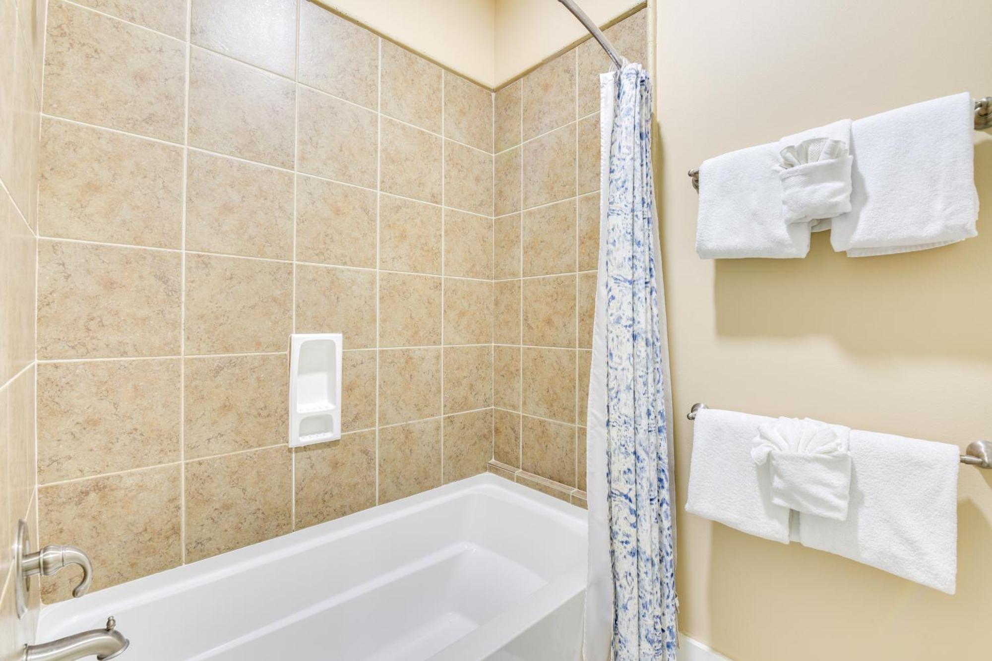 Bright And Modern Townhome Steps To Miramar Beach! *