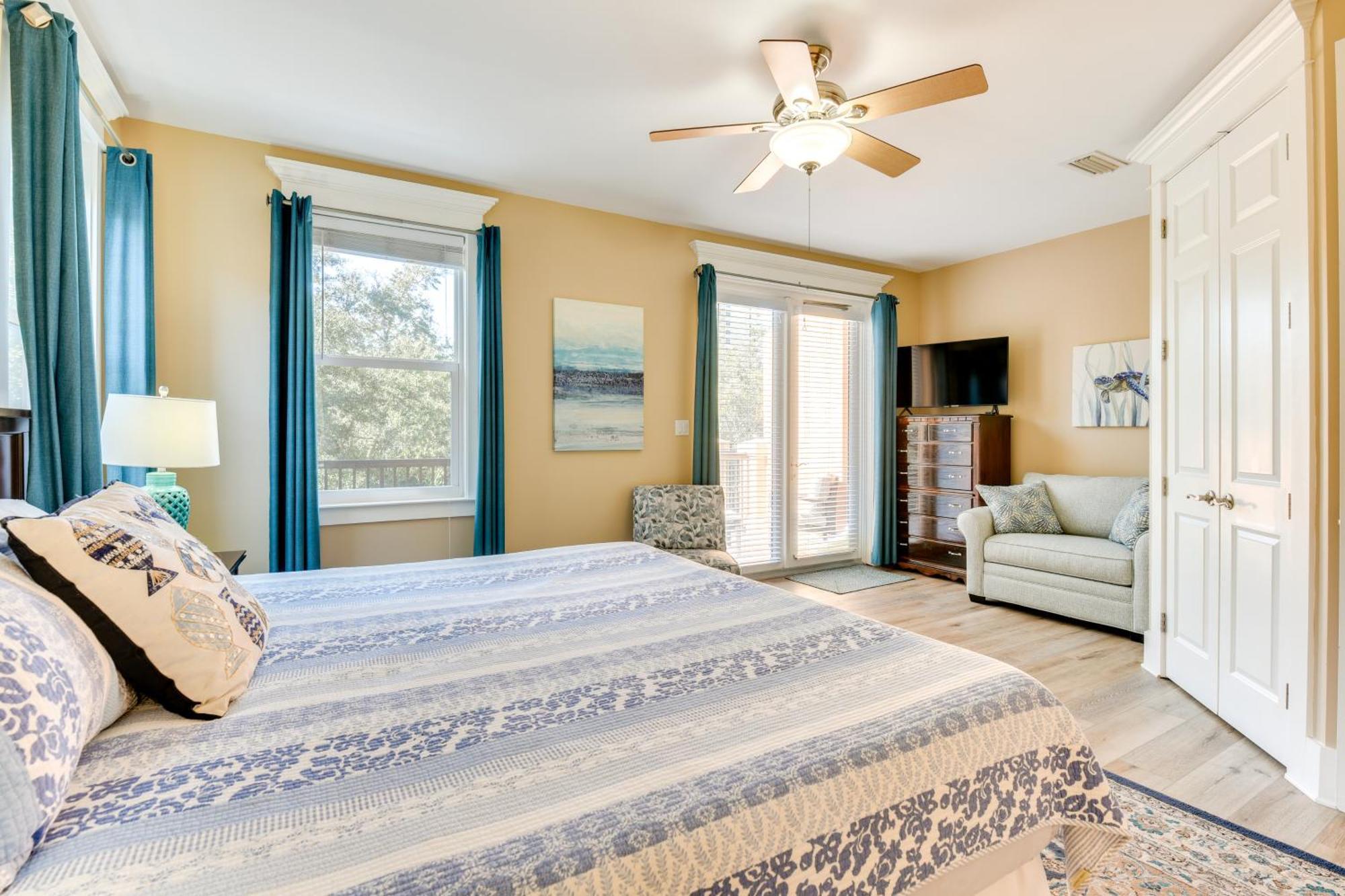 Bright And Modern Townhome Steps To Miramar Beach!