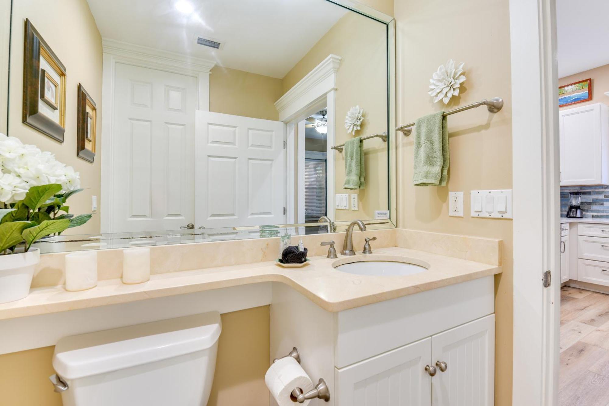 Bright And Modern Townhome Steps To Miramar Beach! Holiday home Destin