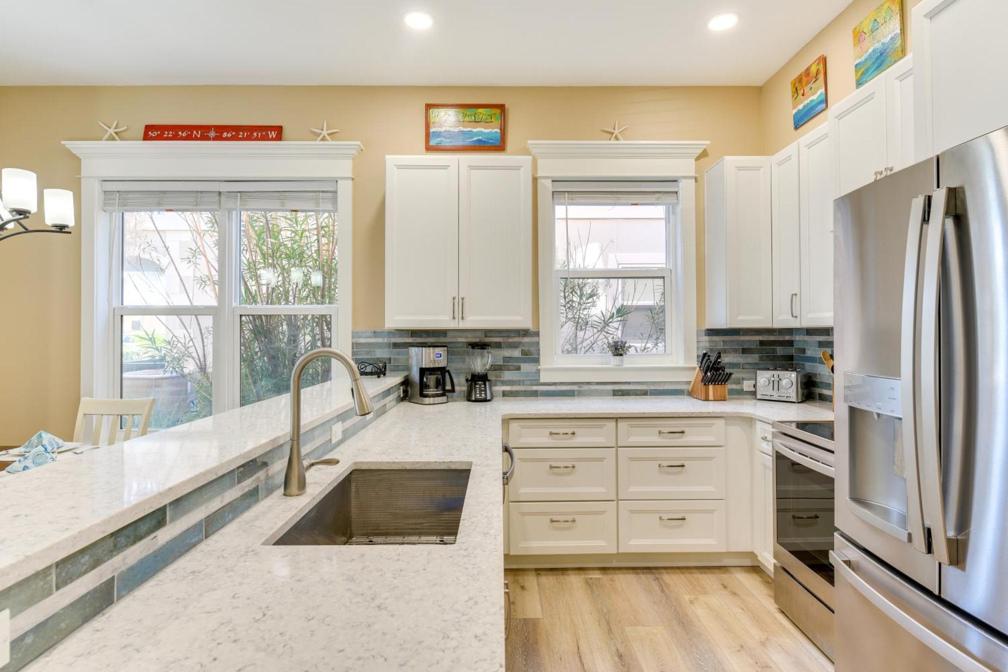 Bright And Modern Townhome Steps To Miramar Beach! Holiday home