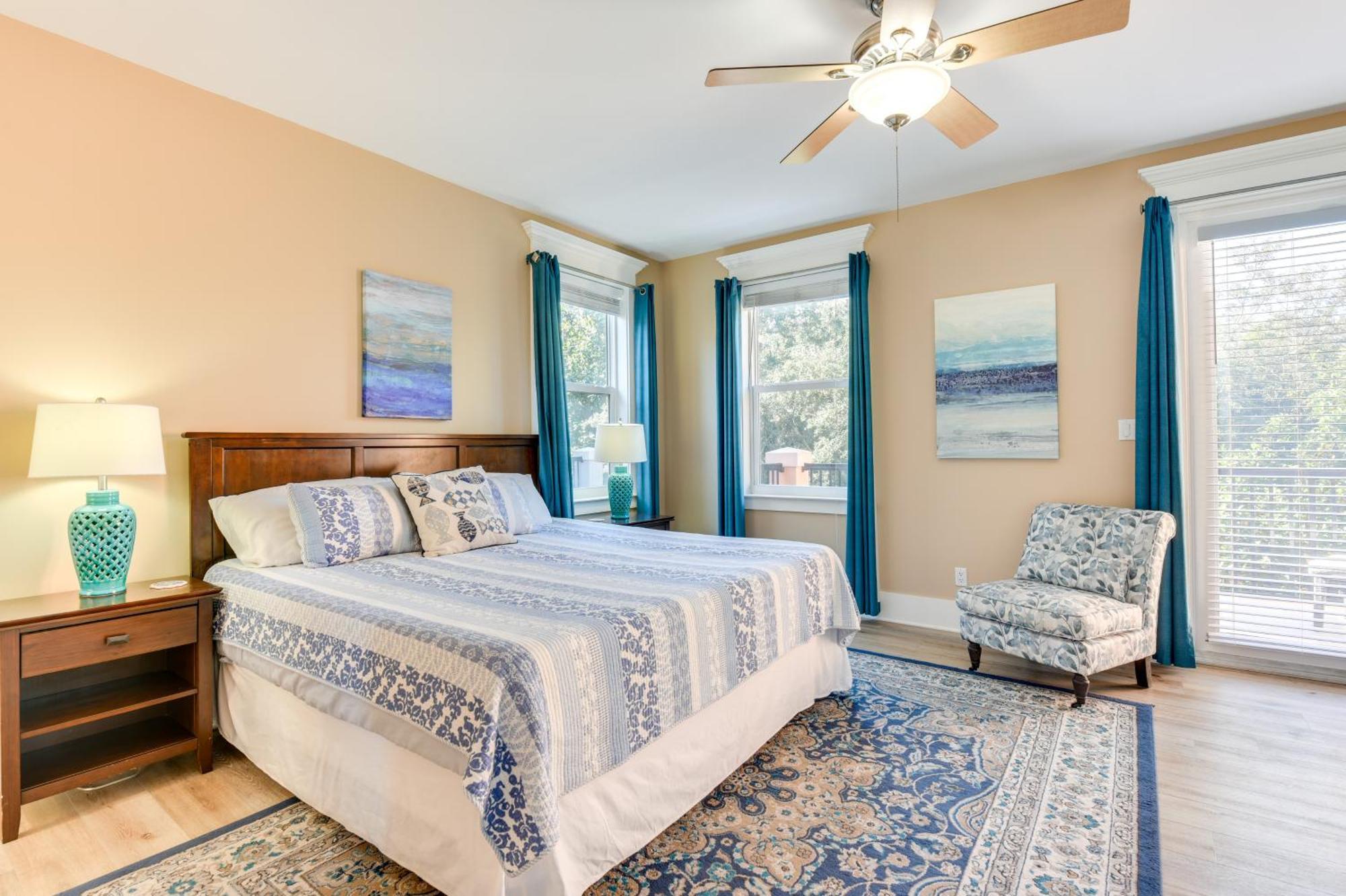 Bright And Modern Townhome Steps To Miramar Beach! Holiday home