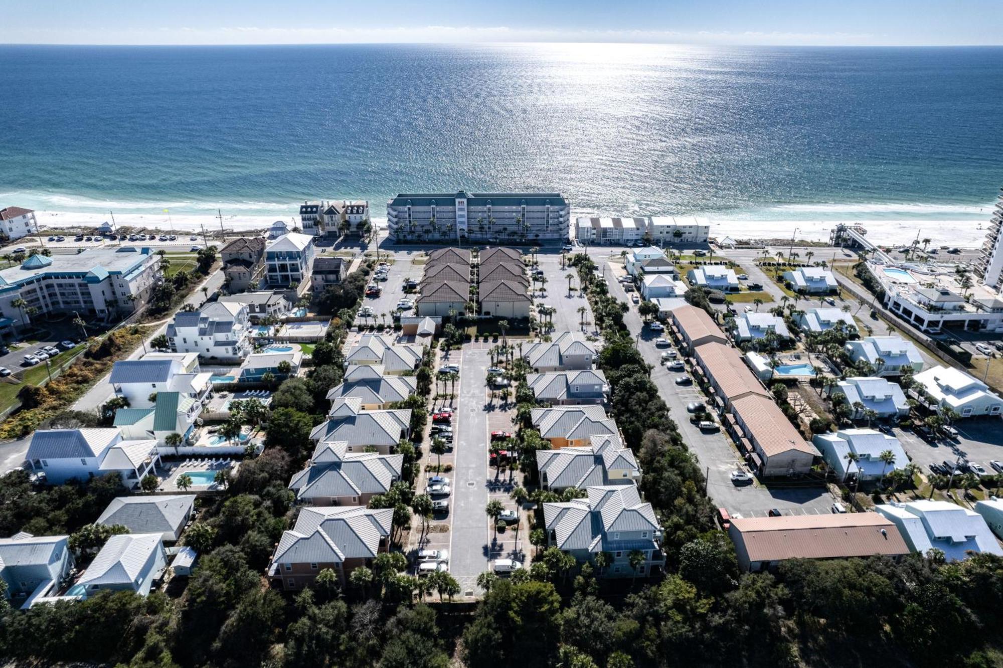 Bright And Modern Townhome Steps To Miramar Beach! *
