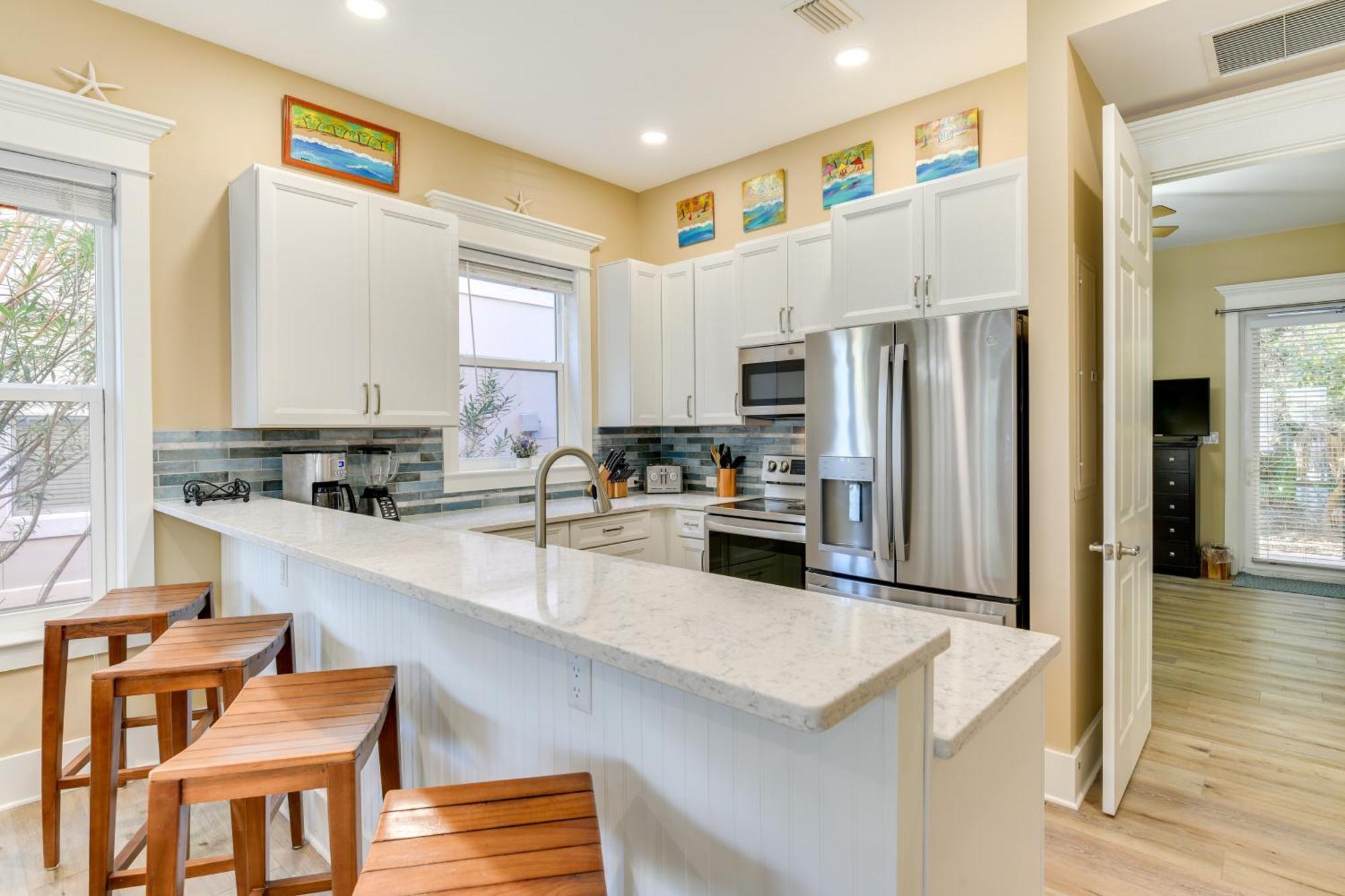 Bright And Modern Townhome Steps To Miramar Beach! Holiday home *