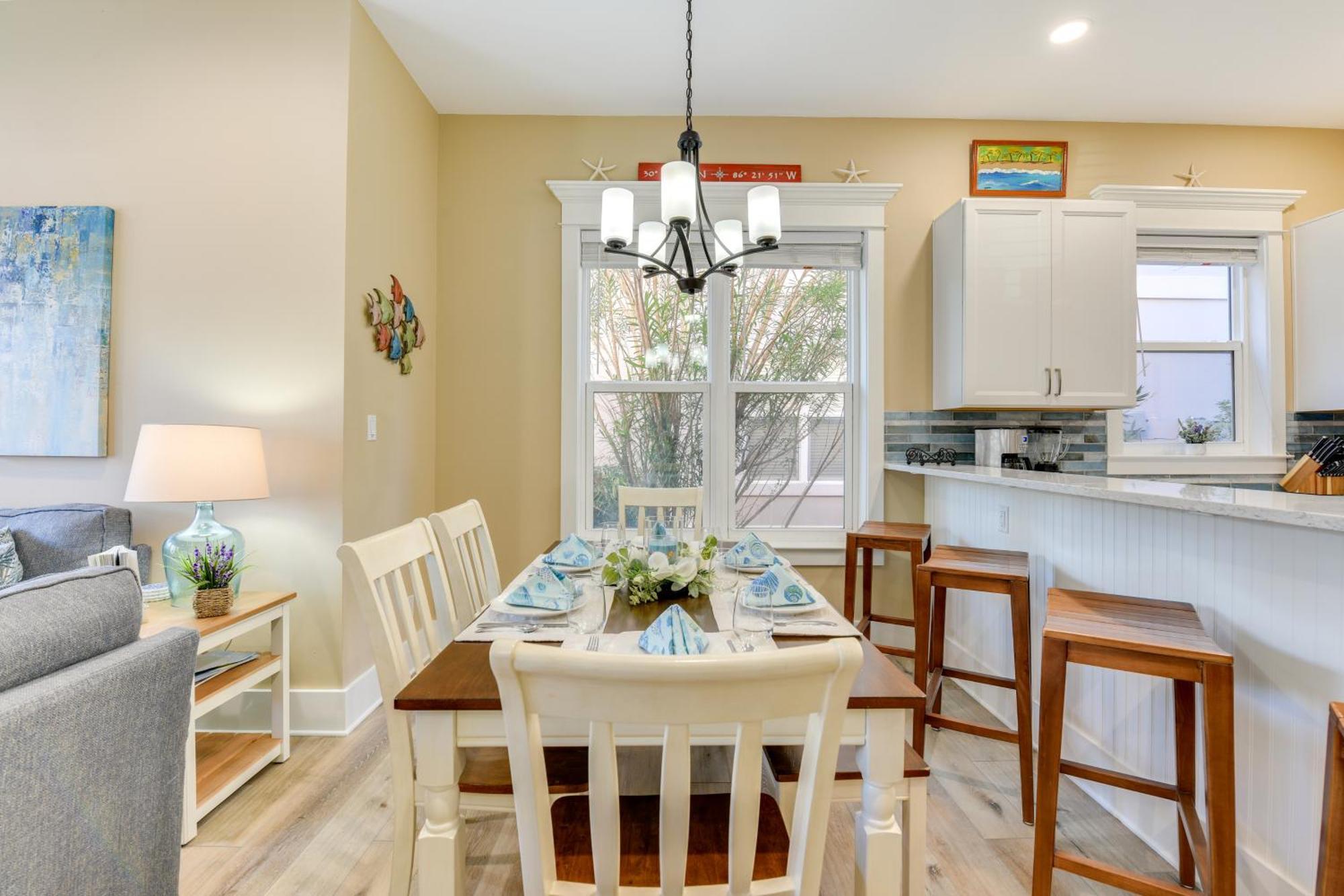 Bright And Modern Townhome Steps To Miramar Beach! *