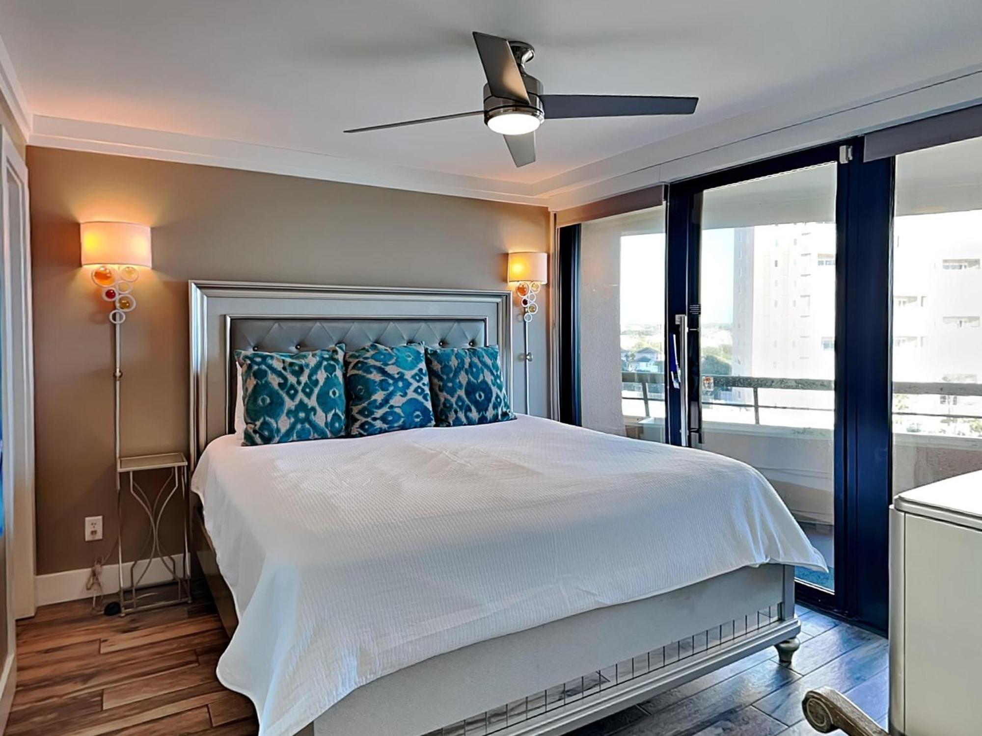 Edgewater 810 Apartment