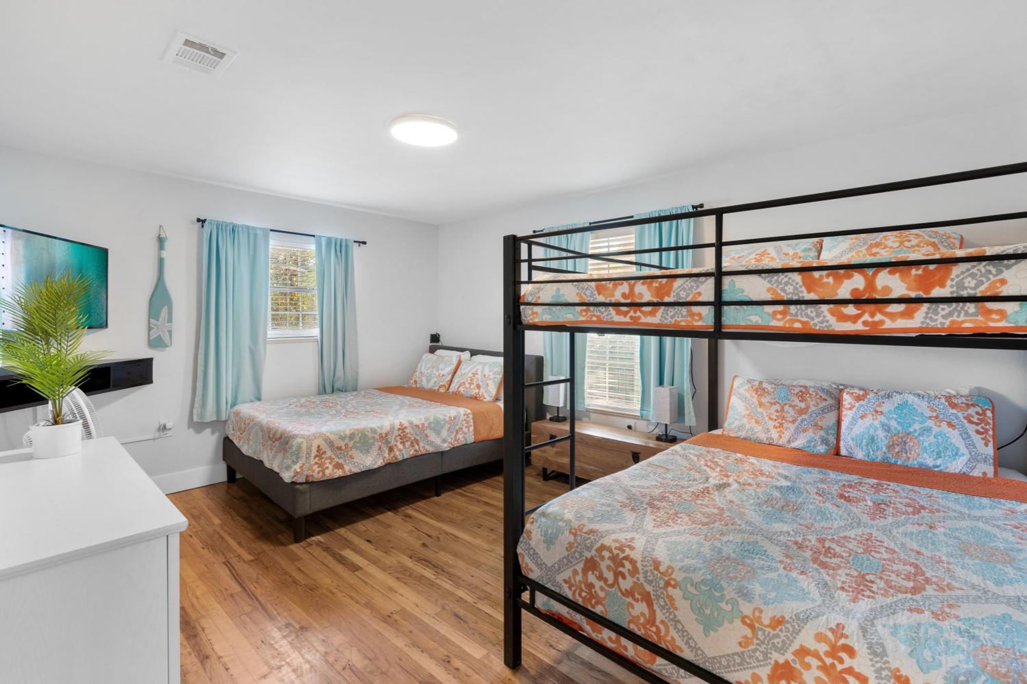 Zula Life House: Spacious Beachside Retreat With Pool And Pet-friendly Yard Holiday home