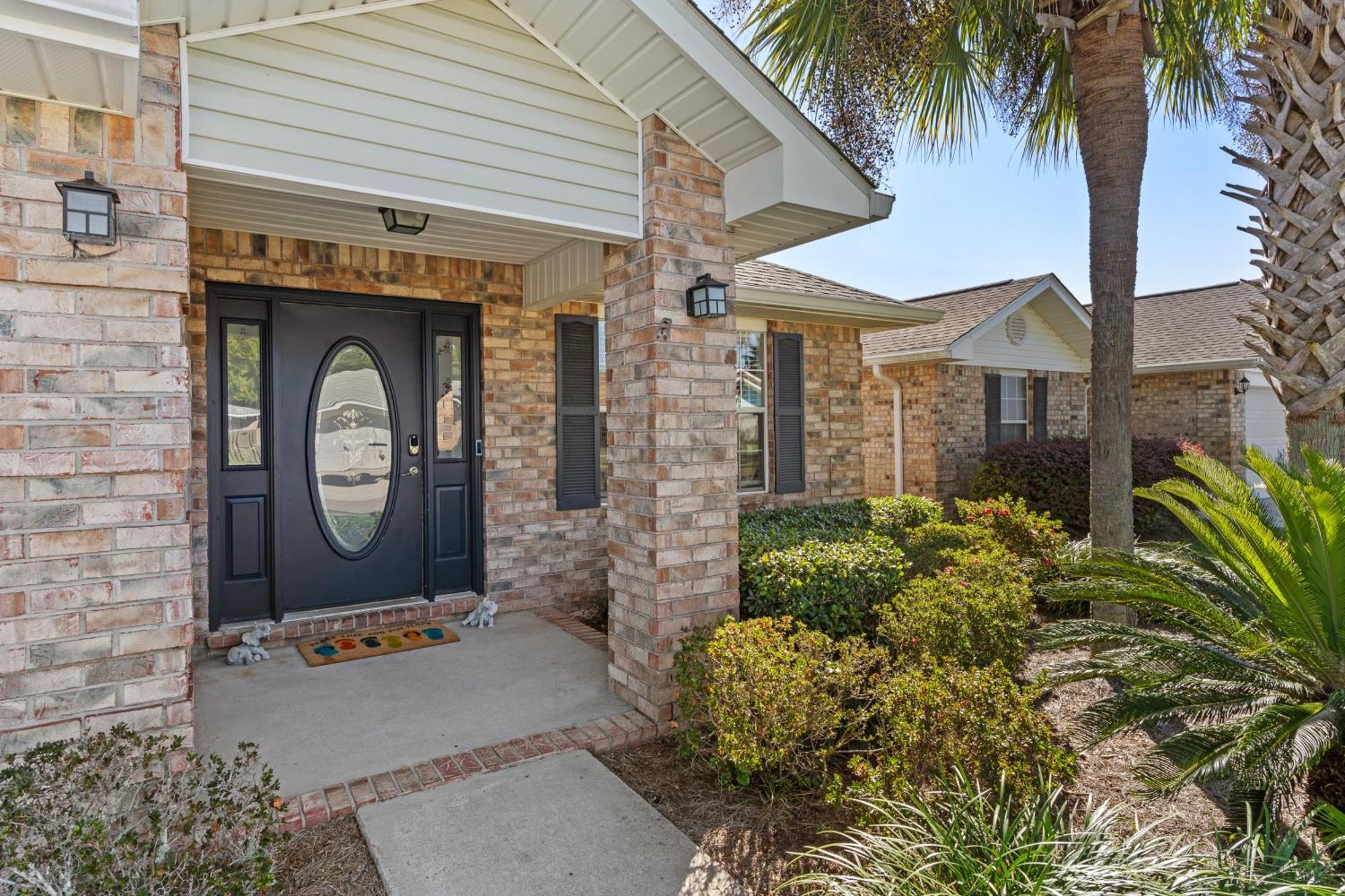 Luxurious House, Private Heated Pool, Dedicated Office, Mins Walk To & Shops
