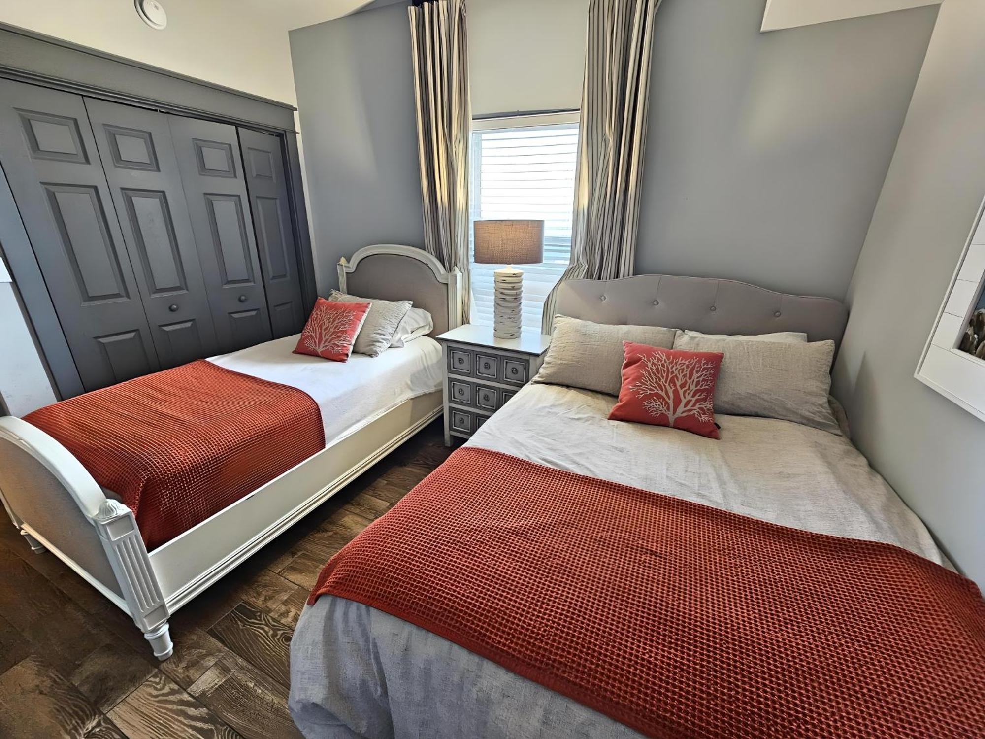 Ariel Dunes 2103 Salty Bull Fabulous Updated Condo! *