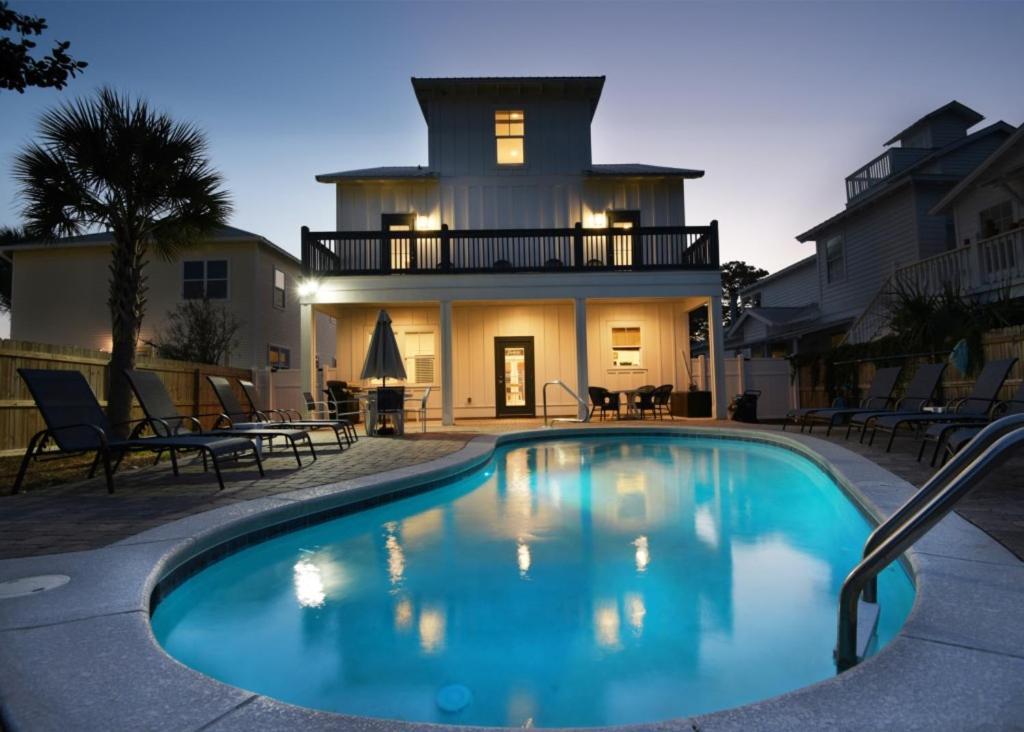 Crystal Gem With Pool And Chair Setup Holiday home Destin