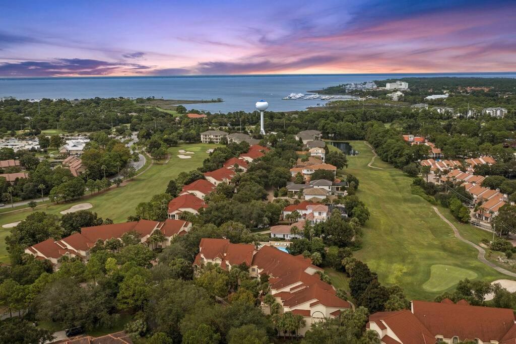 Apartment 4 Bedroom - 3 Ba Townhouse Walkable To Pool Destin