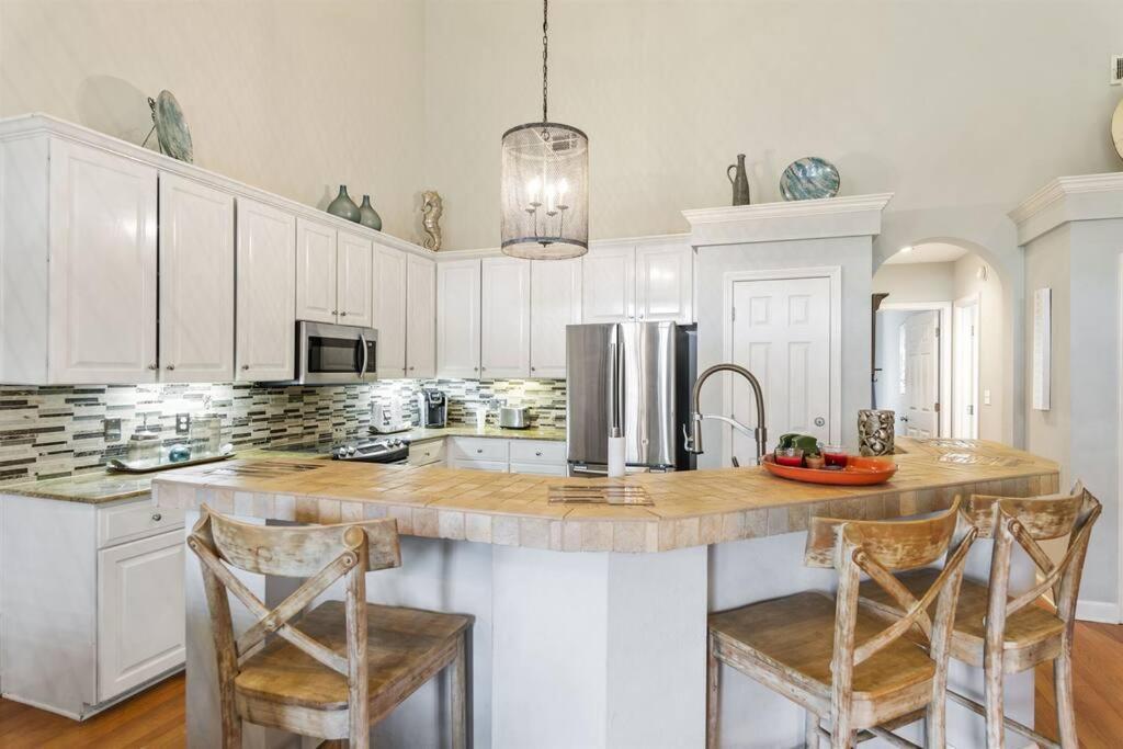 4 Bedroom - 3 Ba Townhouse Walkable To Pool Apartment *