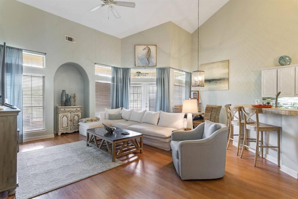 Apartment 4 Bedroom - 3 Ba Townhouse Walkable To Pool