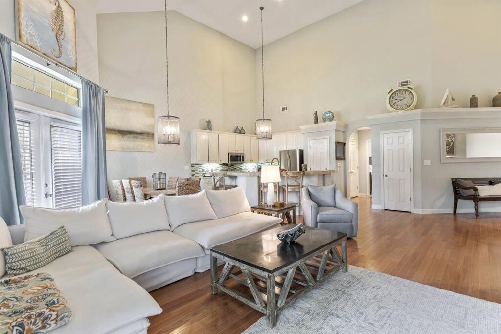 4 Bedroom - 3 Ba Townhouse Walkable To Pool