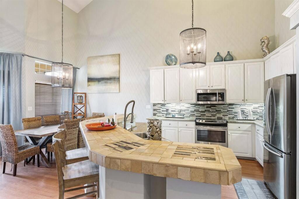 4 Bedroom - 3 Ba Townhouse Walkable To Pool *