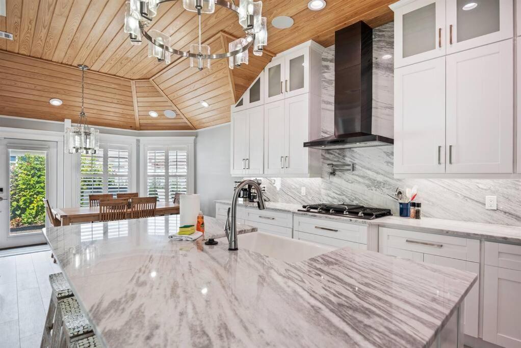 Serenity By The Sea 3 Bedroom 3.5 Ba Holiday home Destin