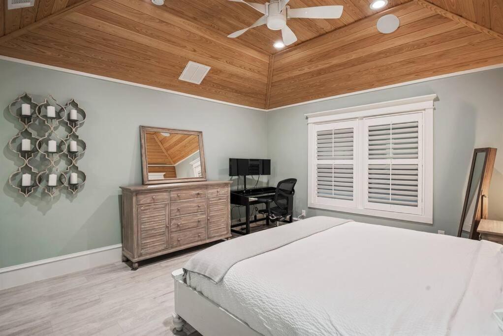Serenity By The Sea 3 Bedroom 3.5 Ba Holiday home Destin