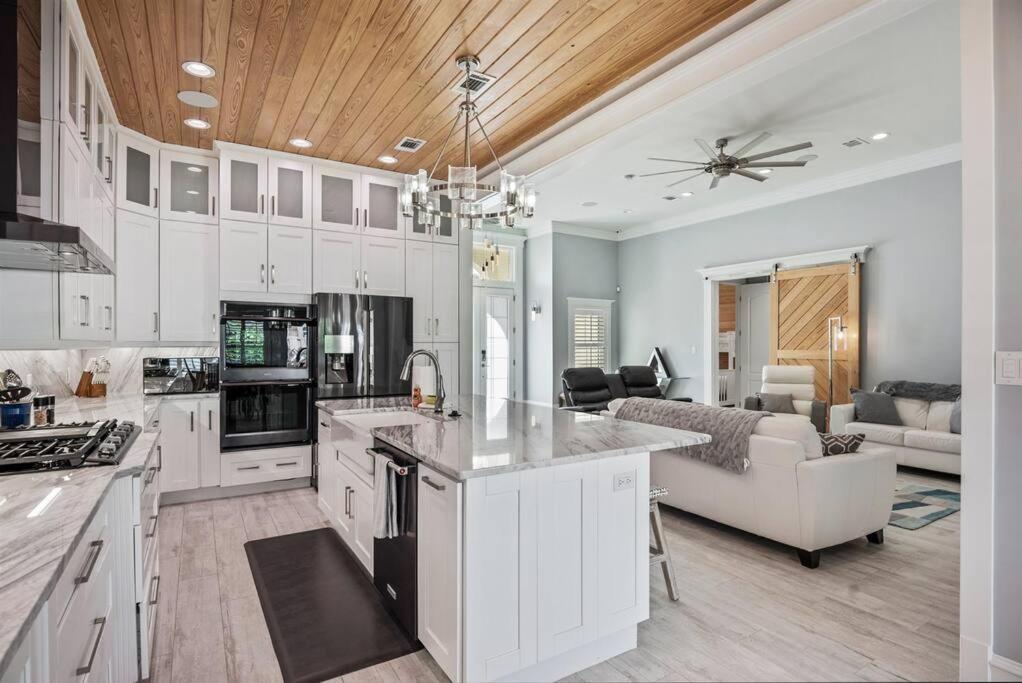 Serenity By The Sea 3 Bedroom 3.5 Ba Holiday home Destin