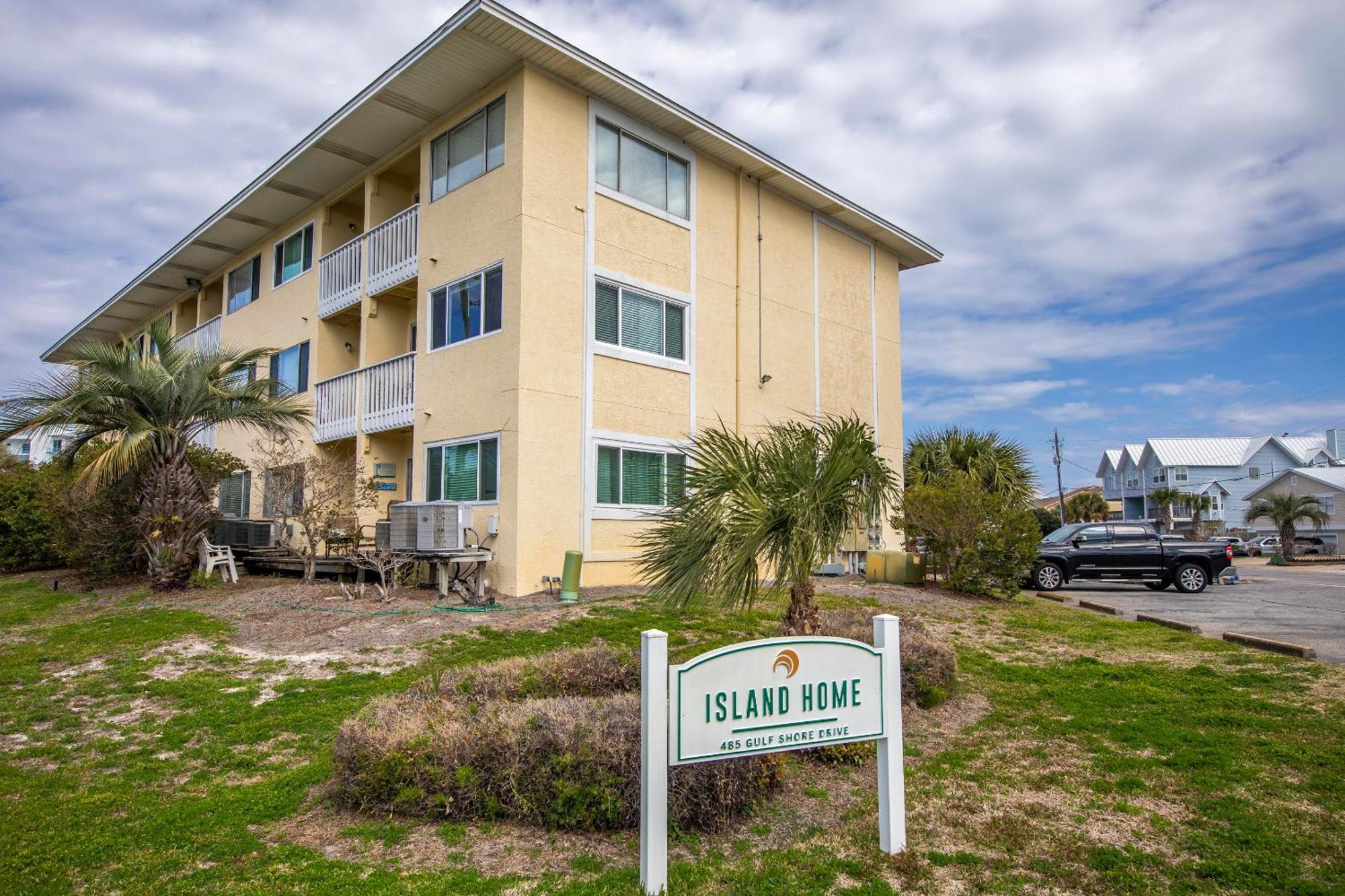 Apartment Island 102 *
