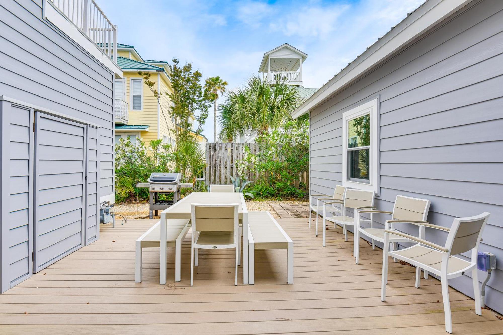 Holiday home Grand Getaway - Walk A Block To The Beach!