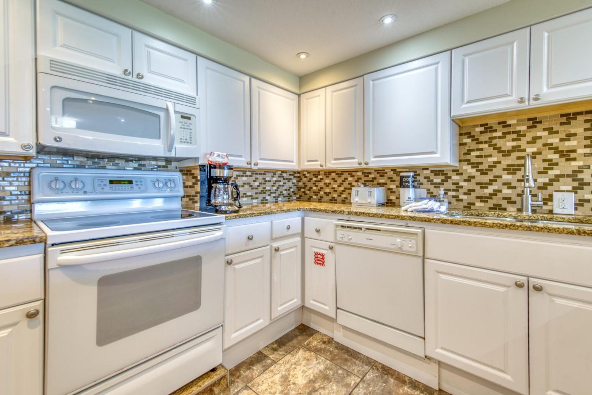 Apartment House C103 - Beachfront With Pool, Wifi, & Service