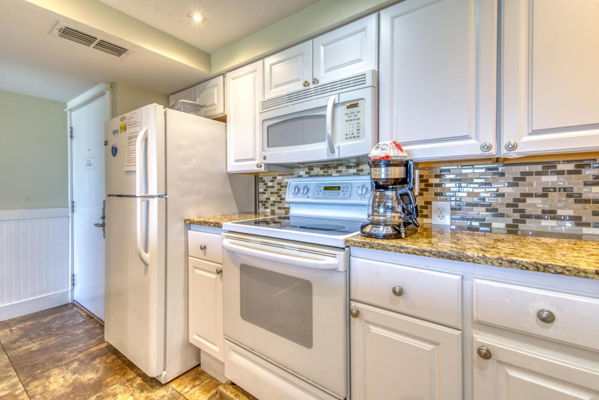 Apartment House C103 - Beachfront With Pool, Wifi, & Service *