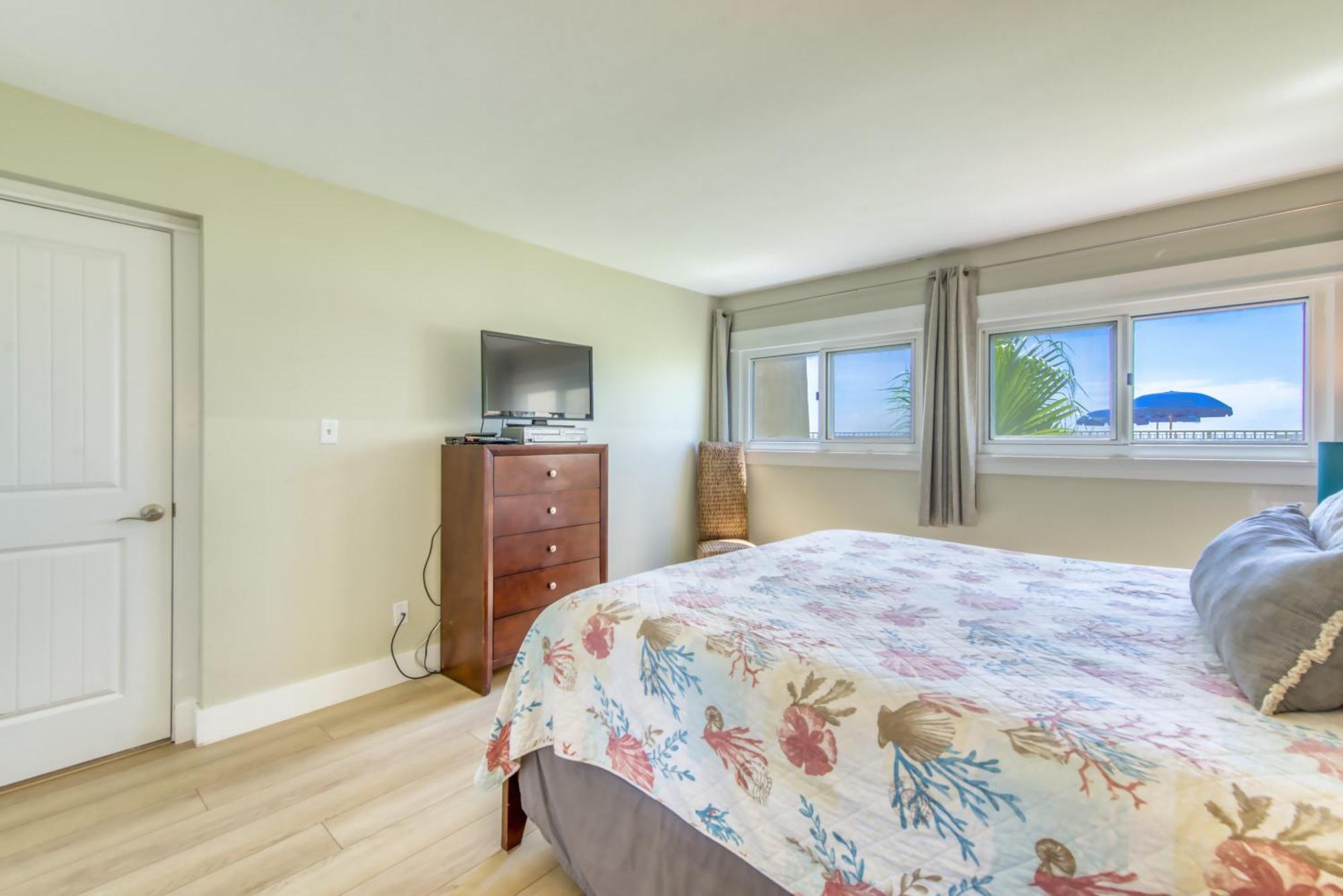 House C103 - Beachfront With Pool, Wifi, & Service Apartment *